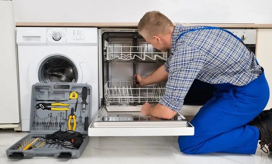 Düzce Hotpoint servisi teknisyen ekibi beyaz eşya tamiri yaparken
